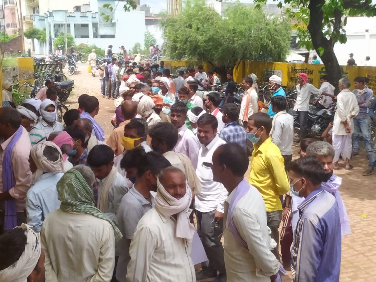 Farmers queue to collect fertilizer from morning to evening