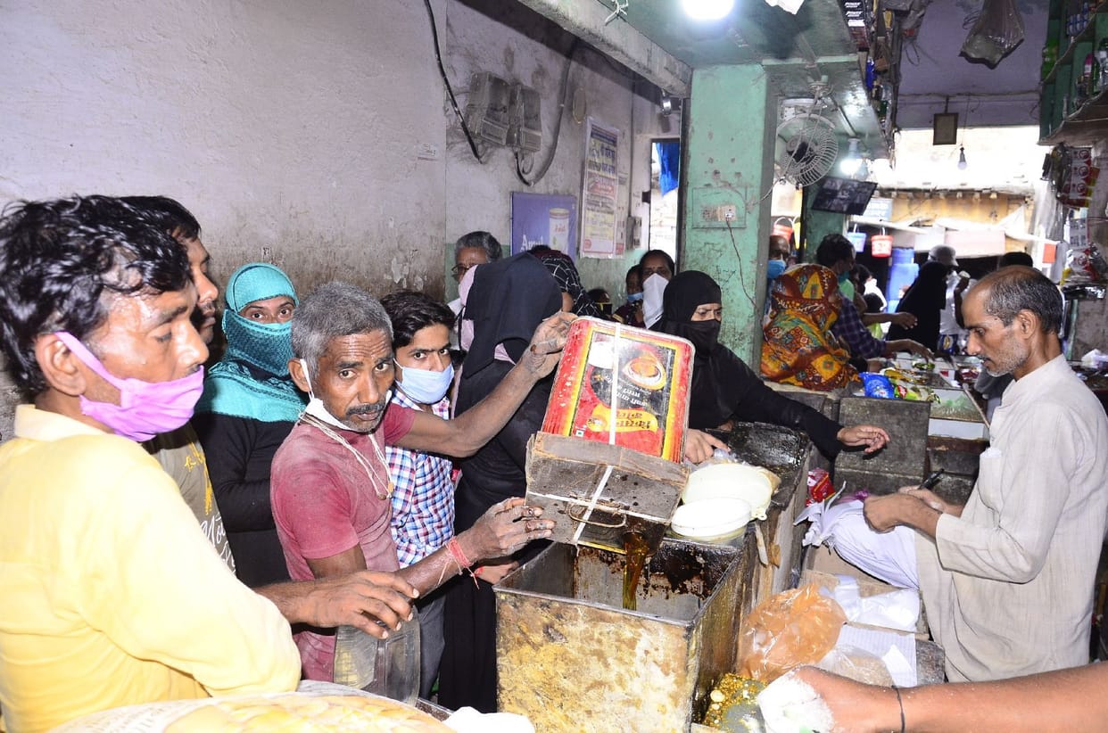 Lockdown will continue from today, crowds thrived in markets