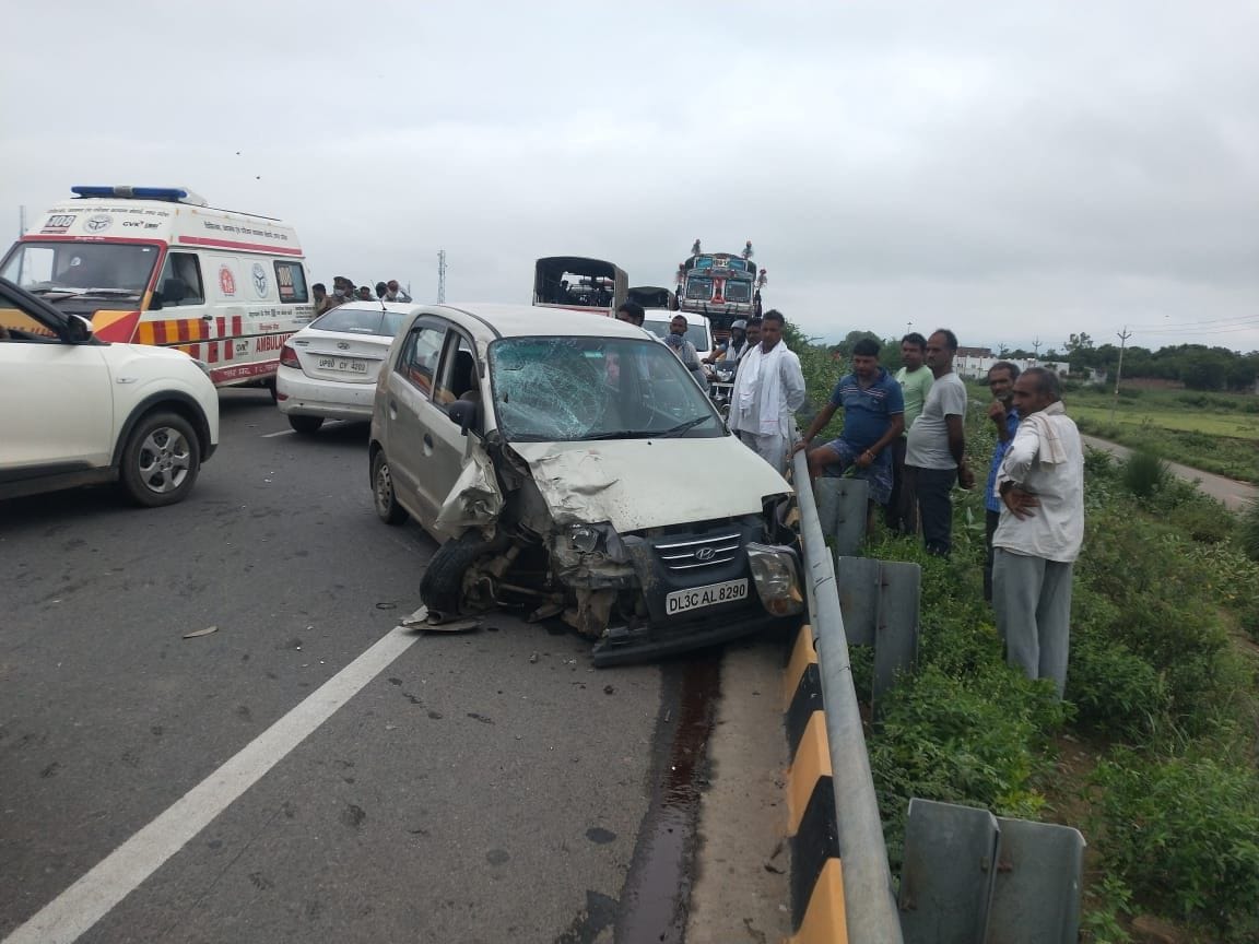 Hathras: The car was crushed to death by the bike-rider