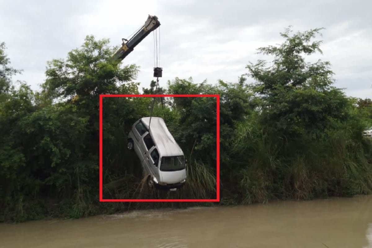 UP News News: A car fell uncontrolled and fell into a canal in Bijnor