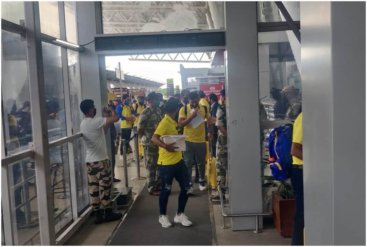 Players of CSK including Dhoni leave for the UAE from Chennai airport for IPL 2020