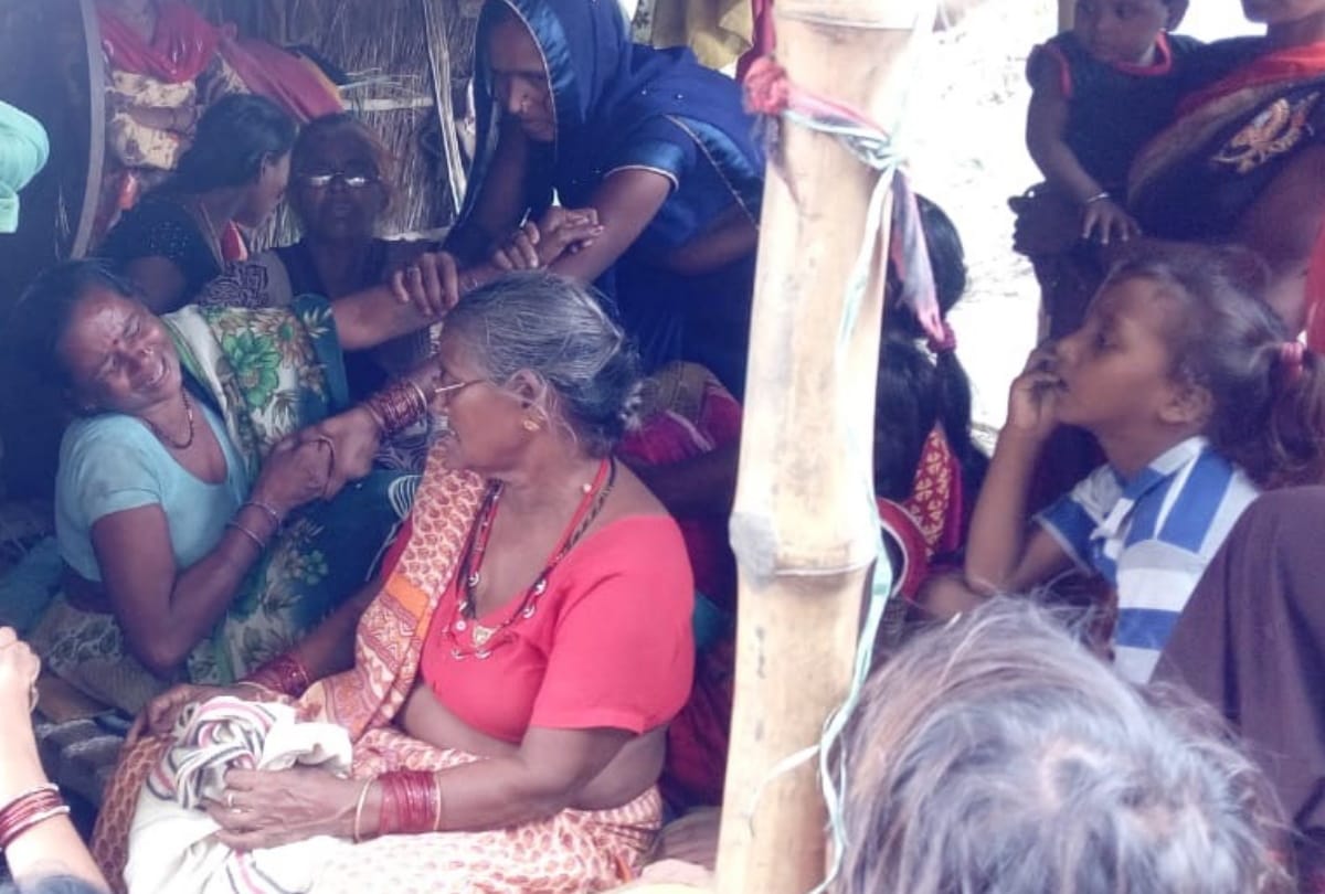 Lover body found hanging from girlfriend house in Deoria