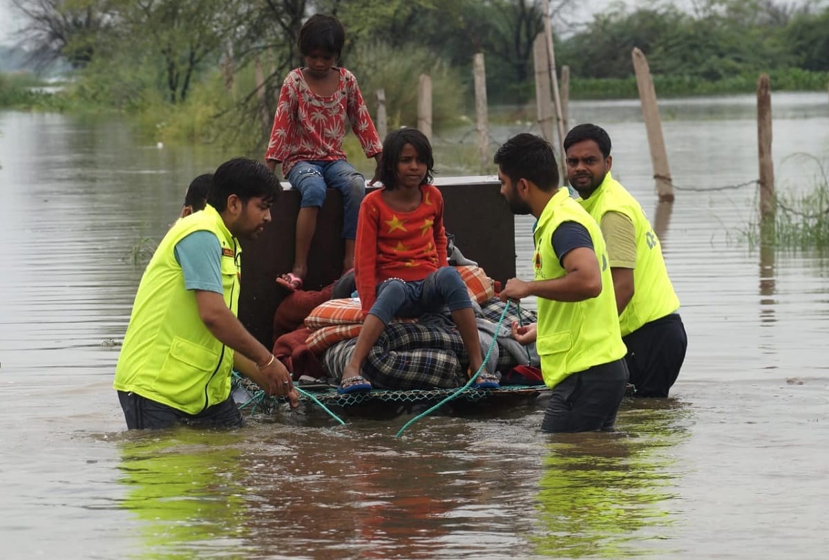 gurugram rain family was drowning in water rescue team made boat from bottles took out family safely