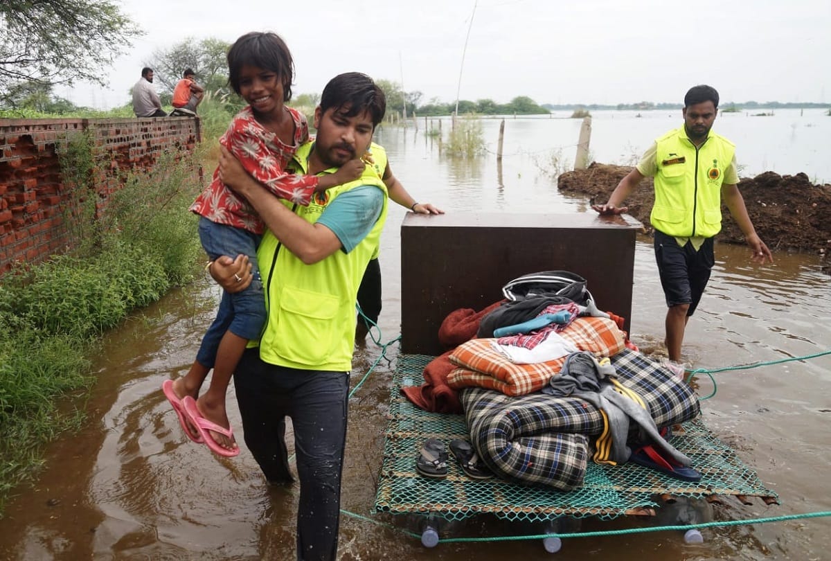 gurugram rain family was drowning in water rescue team made boat from bottles took out family safely