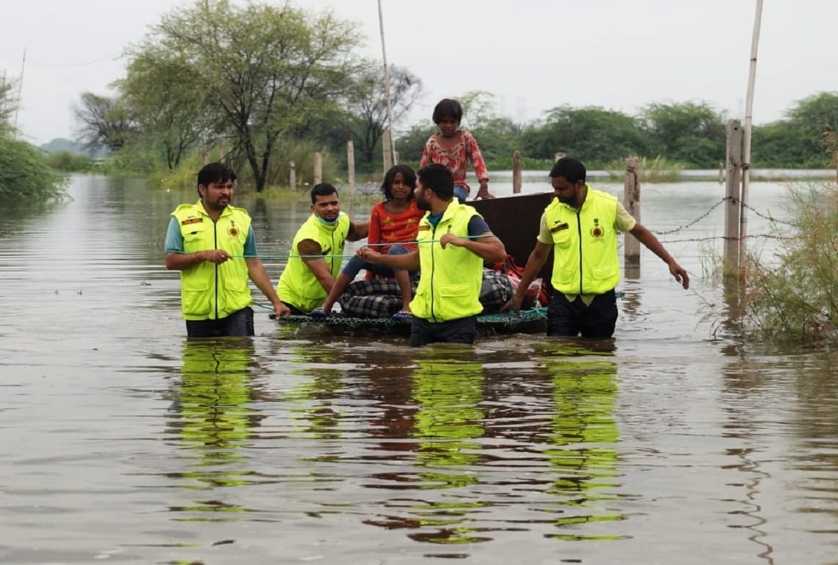 gurugram rain family was drowning in water rescue team made boat from bottles took out family safely