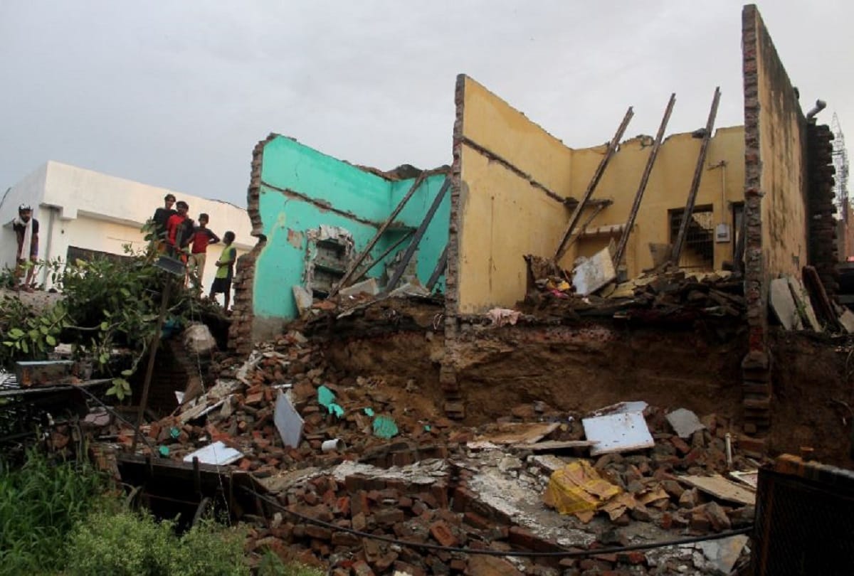 Gurugram rain took one life wall collapse on jhuggi husband died wife sustain injury