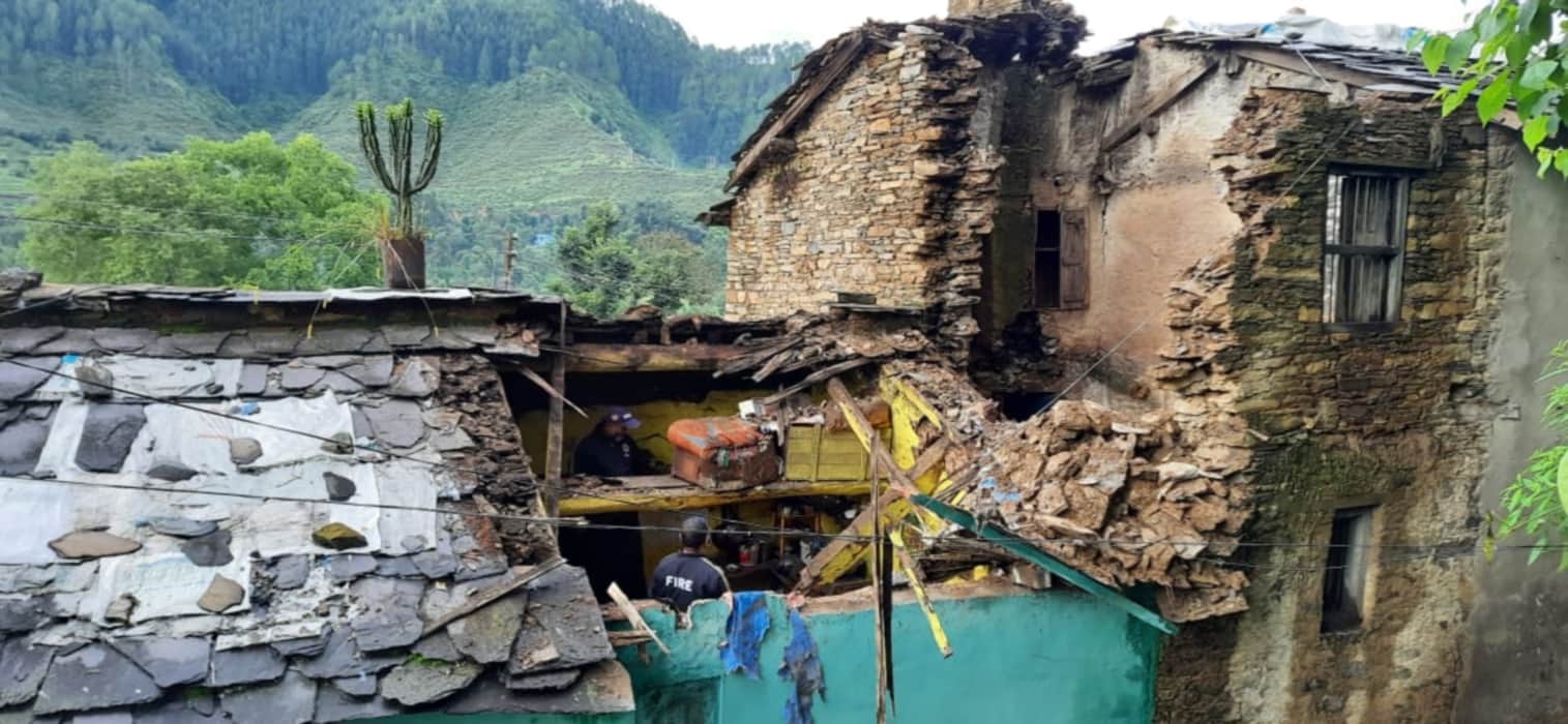Uttarakhand Latest News Update in hindi : house collapse in pithoragarh, ground zero photos