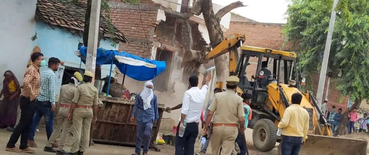 Bulldozer thunders on illegal construction, collapsed encroachment in mahoba