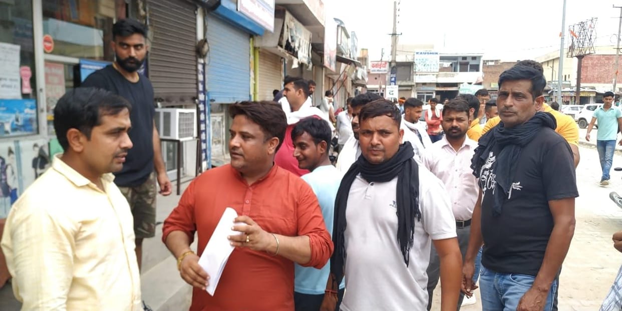 MLA, shopkeepers protest against construction of dividers on Bal Bhavan Road
