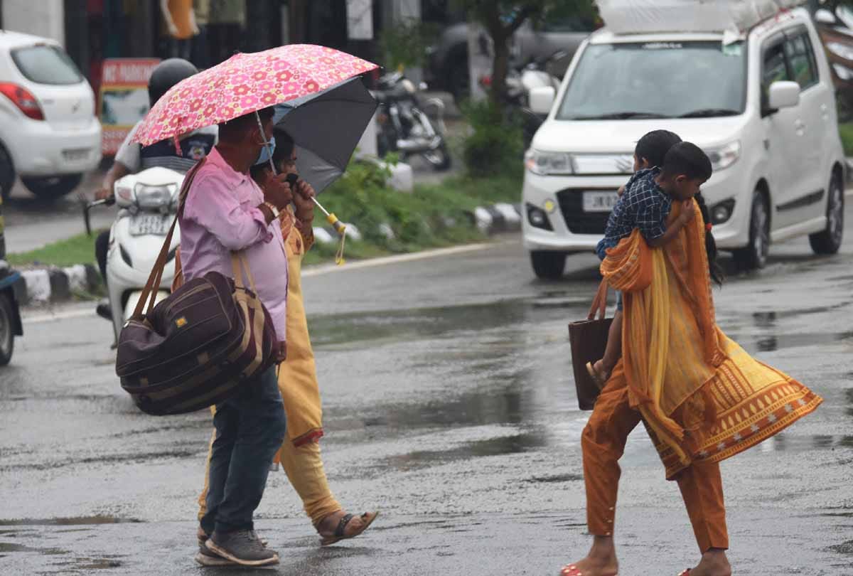 Jammu and Kashmir: Continuous rains in the plains and snowfall in the hilly areas brings down the temperature
