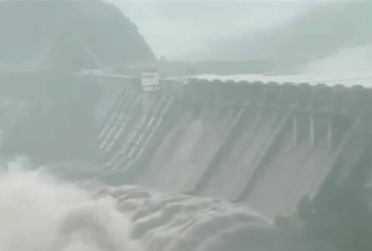 Jammu Kashmir: Gates of Salal Dam on Chenab river in Reasi district opened due to rise in silt in reservoir owing to heavy rain