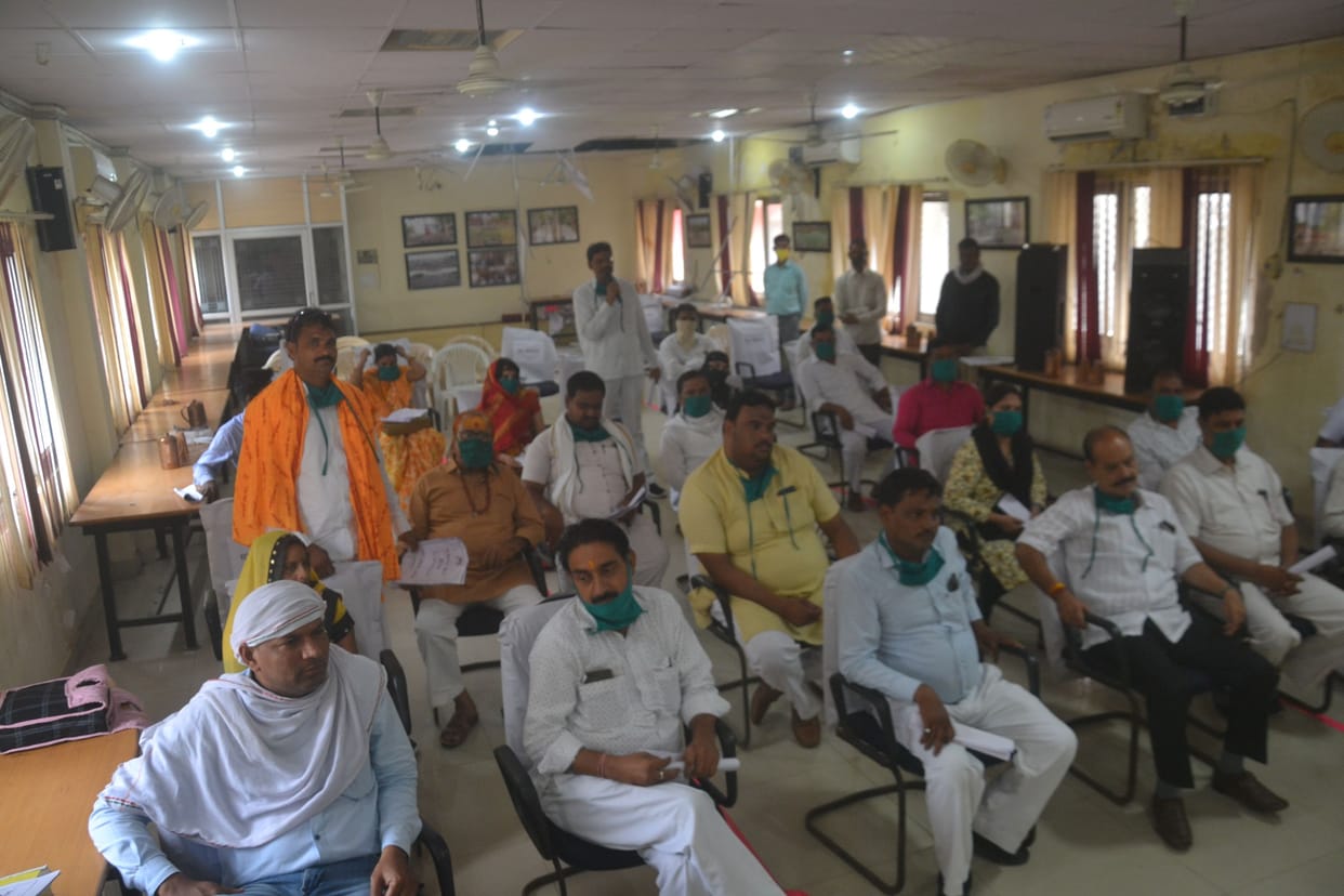 Hathras: Water board meeting, drinking water crisis, emphasis on removing dirt