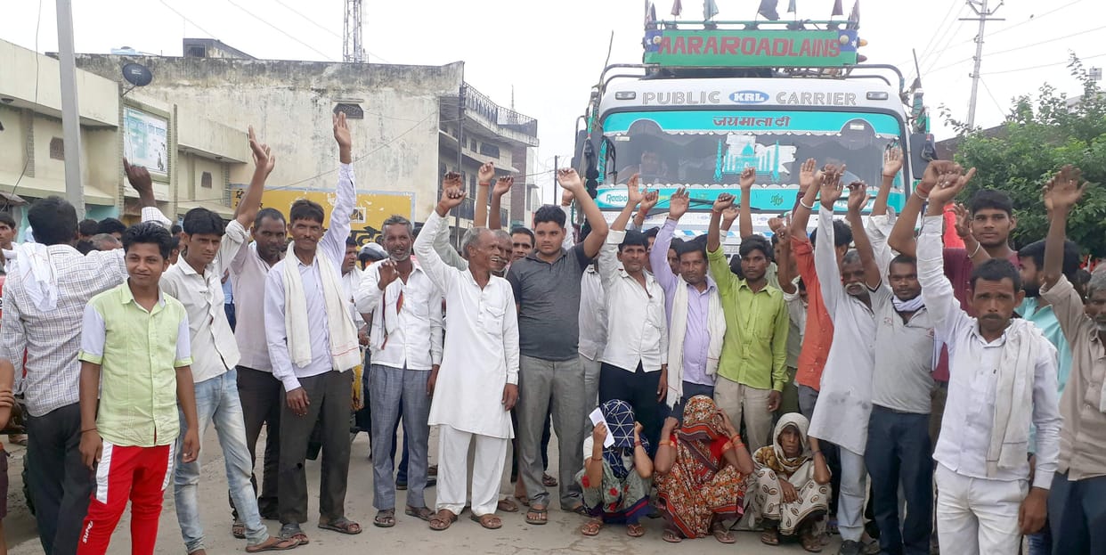 farmer protest for urea compost in sambhal