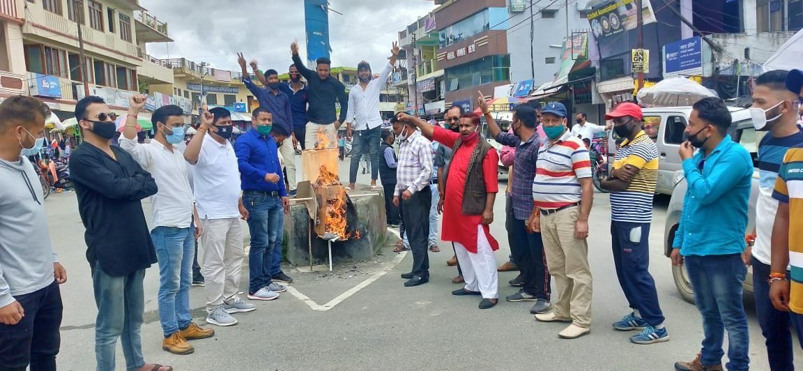Protest against factionalism, burnt effigy of hospital management