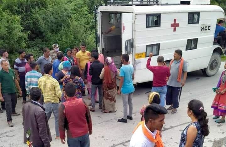 Car fell into the ditch, father with two children injured