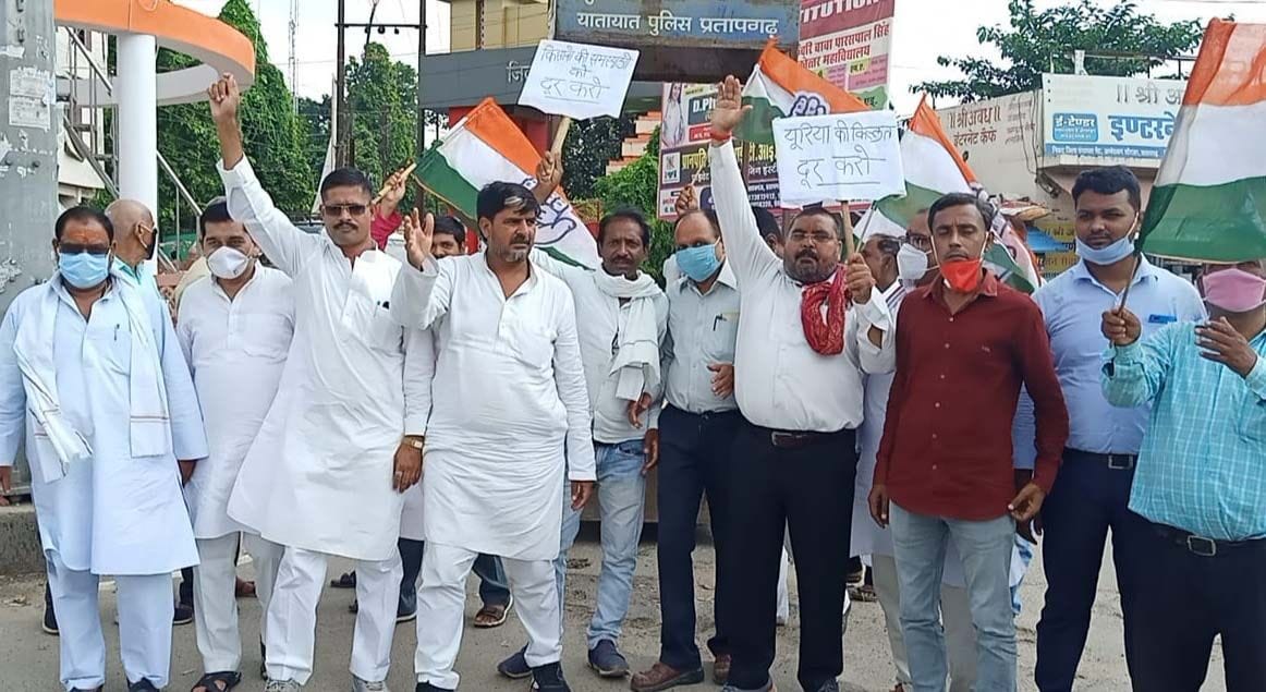 Pratapgarh: Demonstration on irregularities in construction works