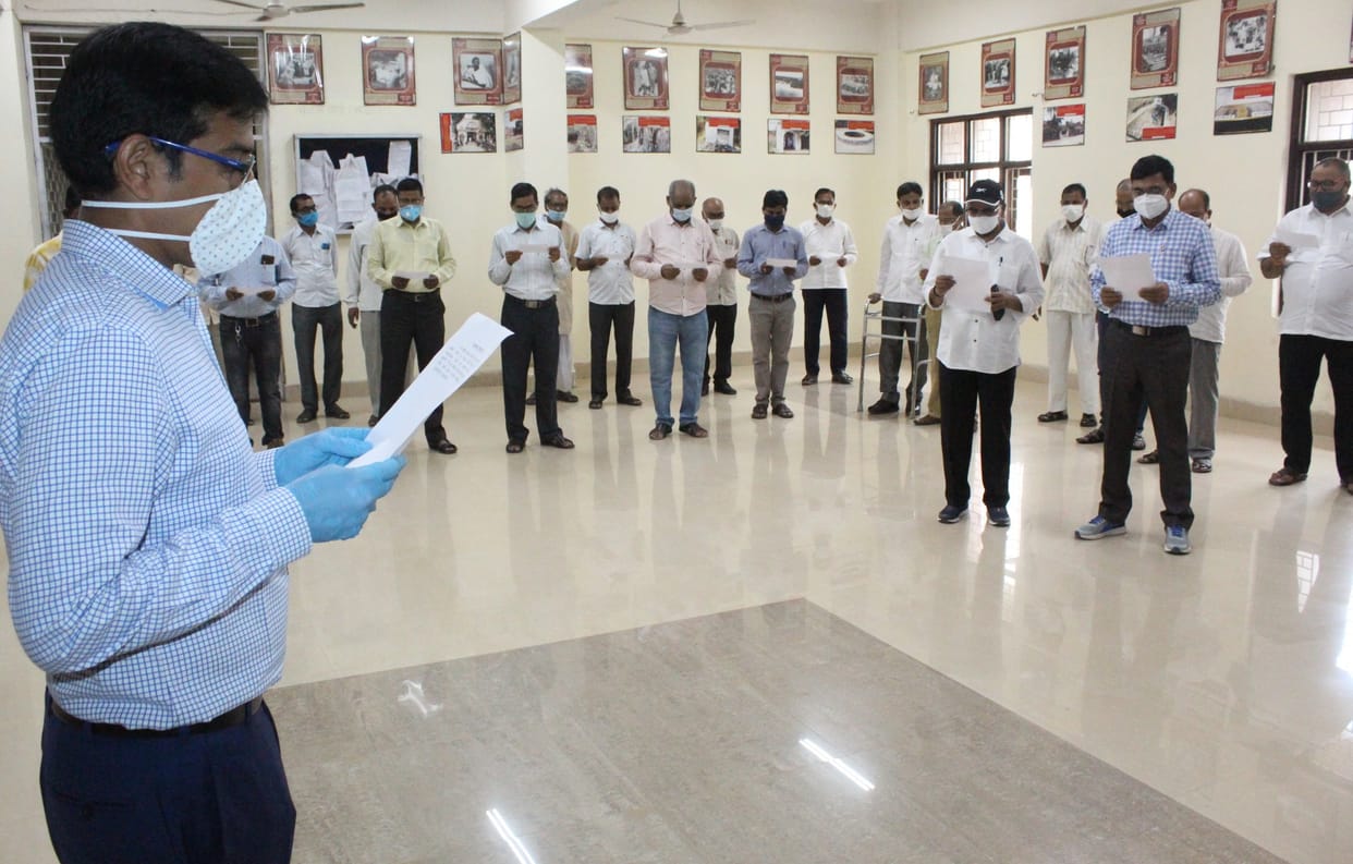 Commissioner and DM administered oath on Rajiv Gandhi's birth anniversary