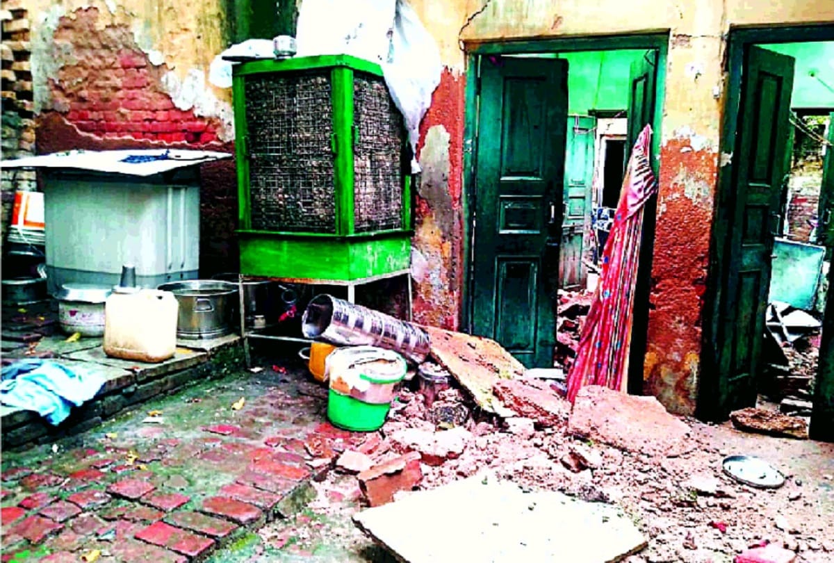 Three people were injured when the roof of a dilapidated house collapsed in Multan Nagar