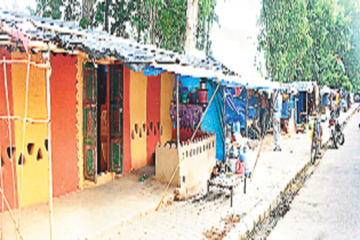 UP News: Encroachment by slums on the road near Chaudhary Charan Singh University in Meerut