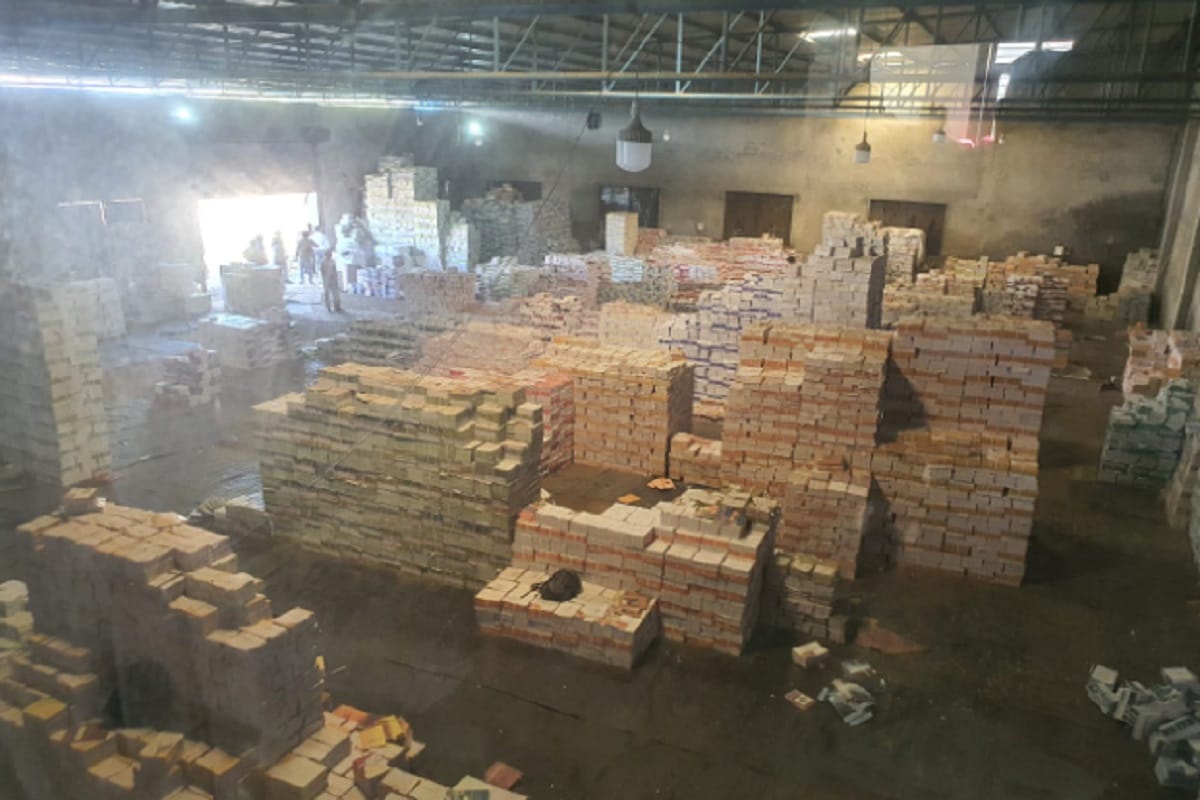 UP News: STF raid in Meerut and recovered 35 crore books