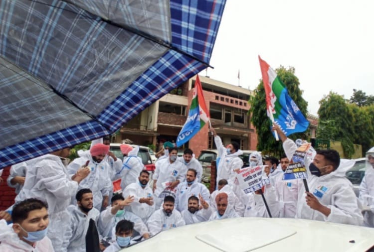 NSUI Protest Outside BJP Chandigarh Office