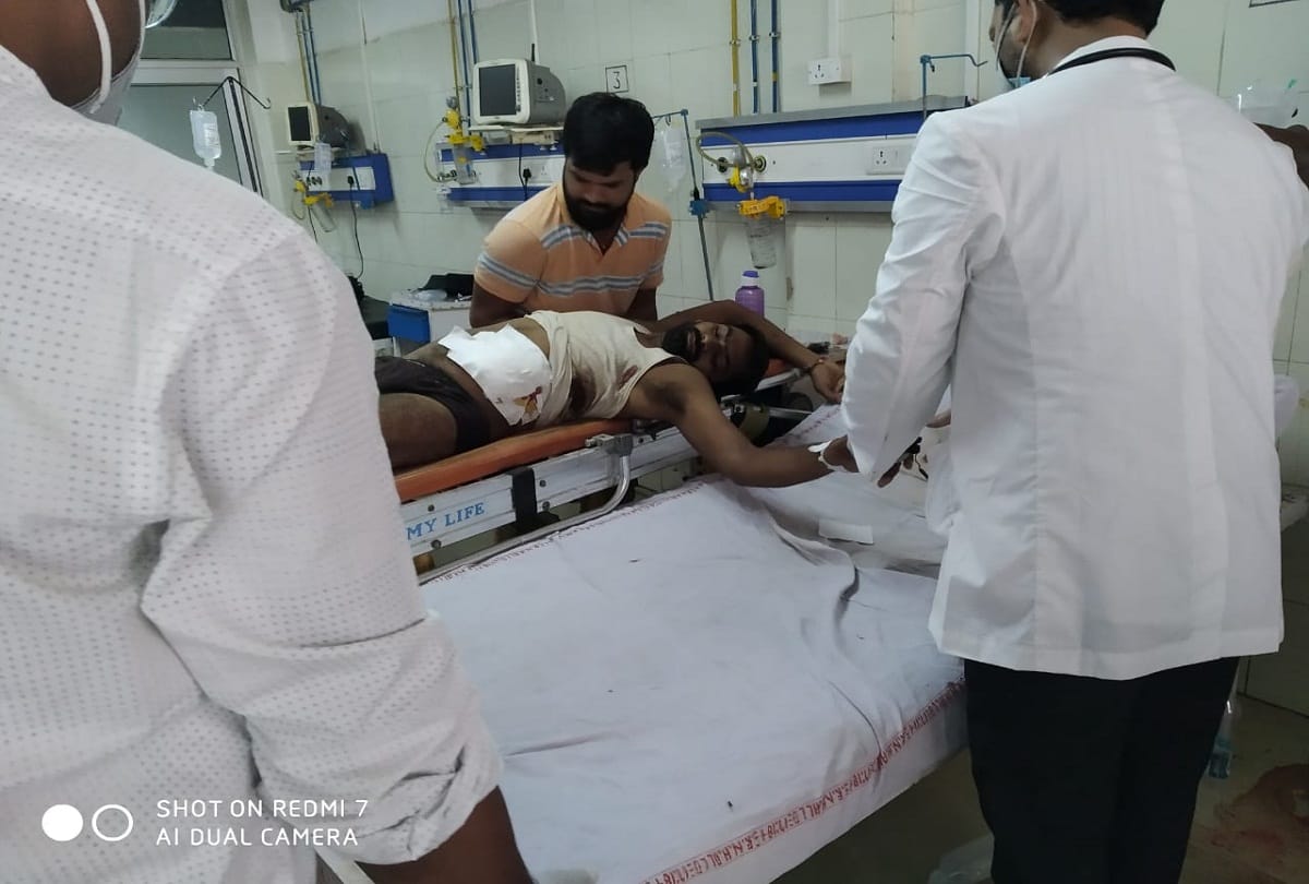 In Pratapgarh, the caretaker-in-chief and brother were shot dead after entering the house