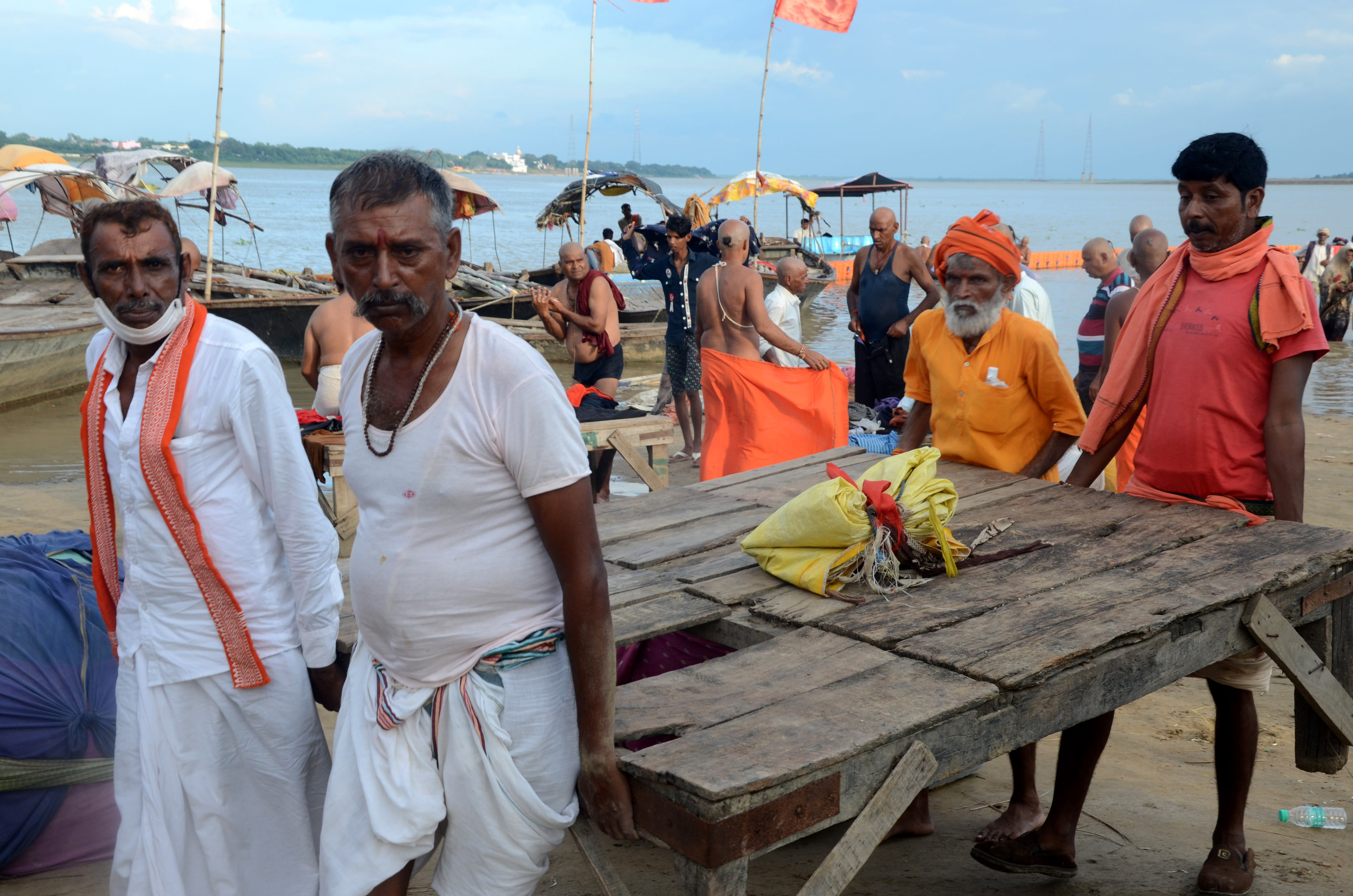 Prayagraj News: Claim more Prayagraj News: 2.91 lakh cusecs of water released in Ganga, lawyers on the road for increased water pressure