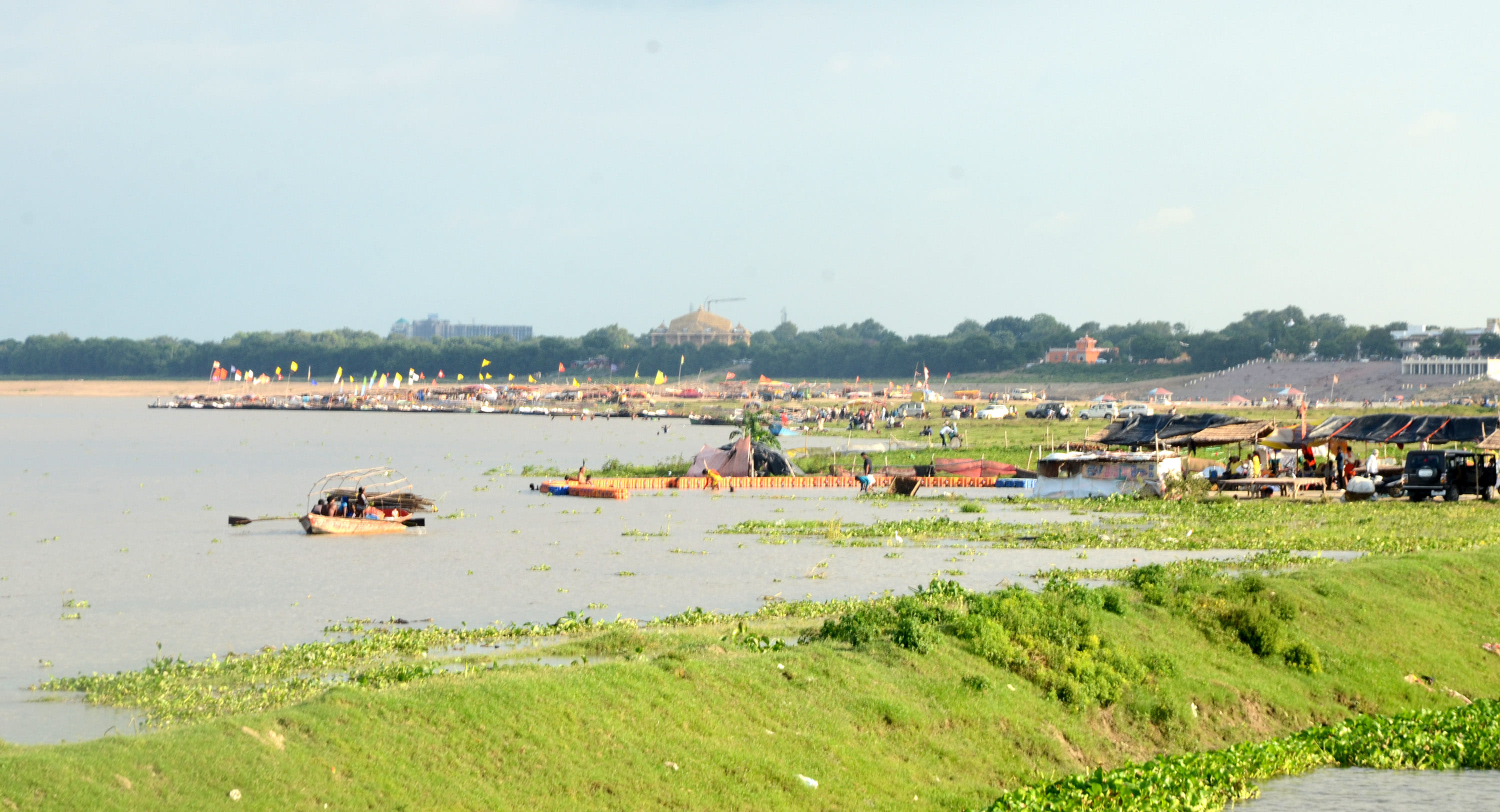 Prayagraj News: Claim more Prayagraj News: 2.91 lakh cusecs of water released in Ganga, lawyers on the road for increased water pressure