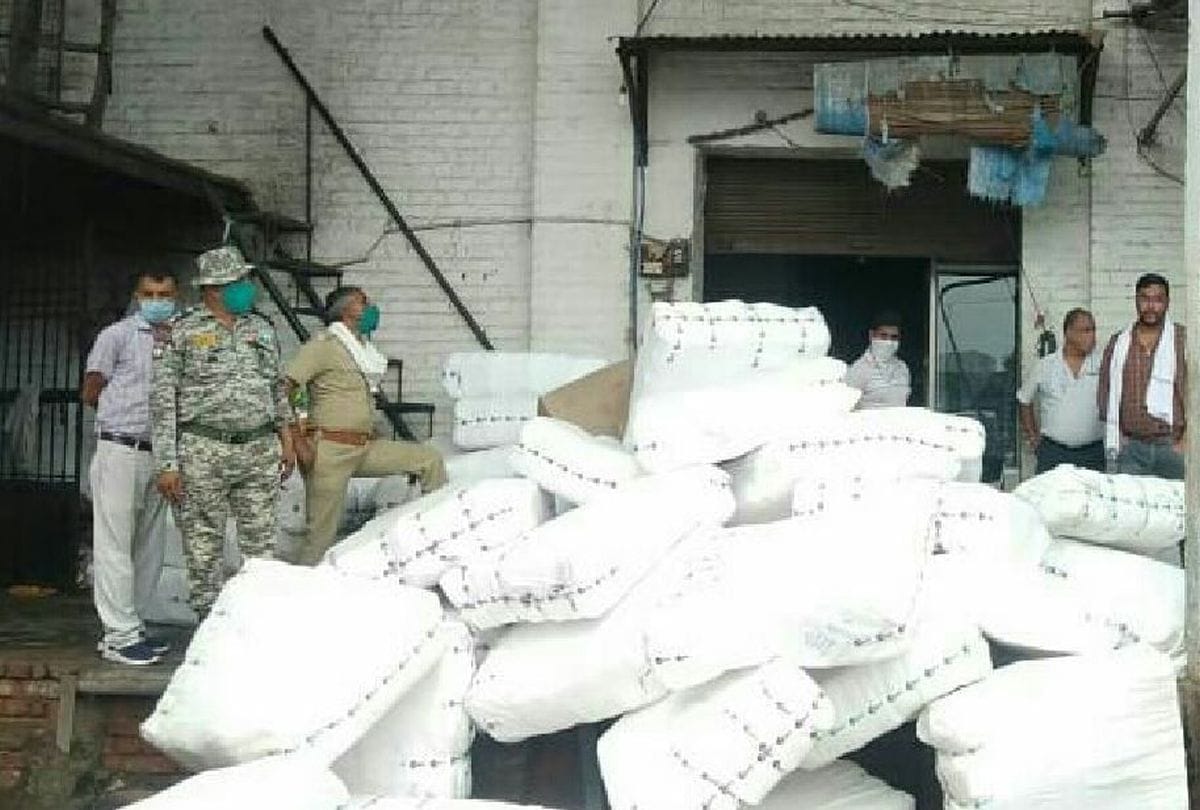Quintals of Plastic And Thermocol Seized In Nagar Nigam Raid