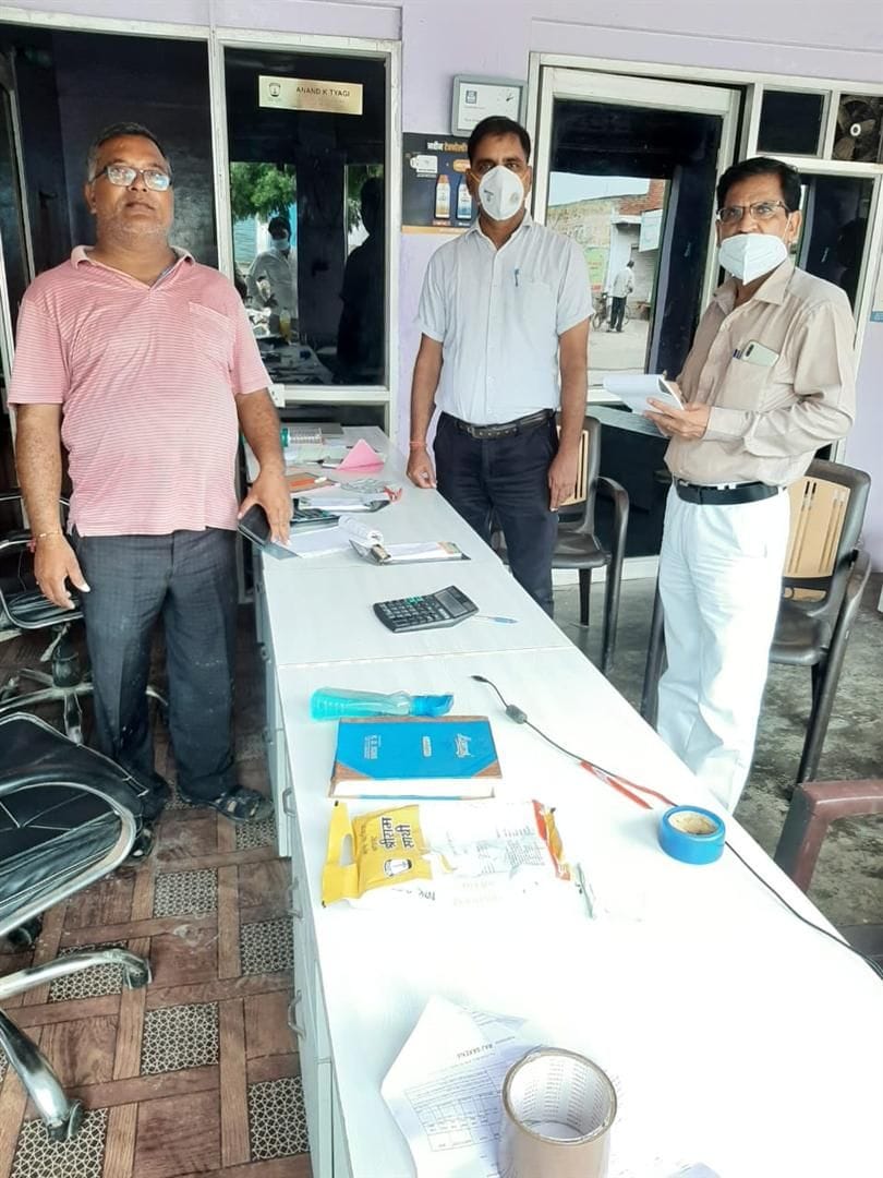 HaThras: 13 samples for 42 shops, two show cause notices