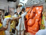 वृंदावन गणेश चतुर्थी के अवसर पर मोटे गणेश पंचामृत अभिषेक करते सेवायत
