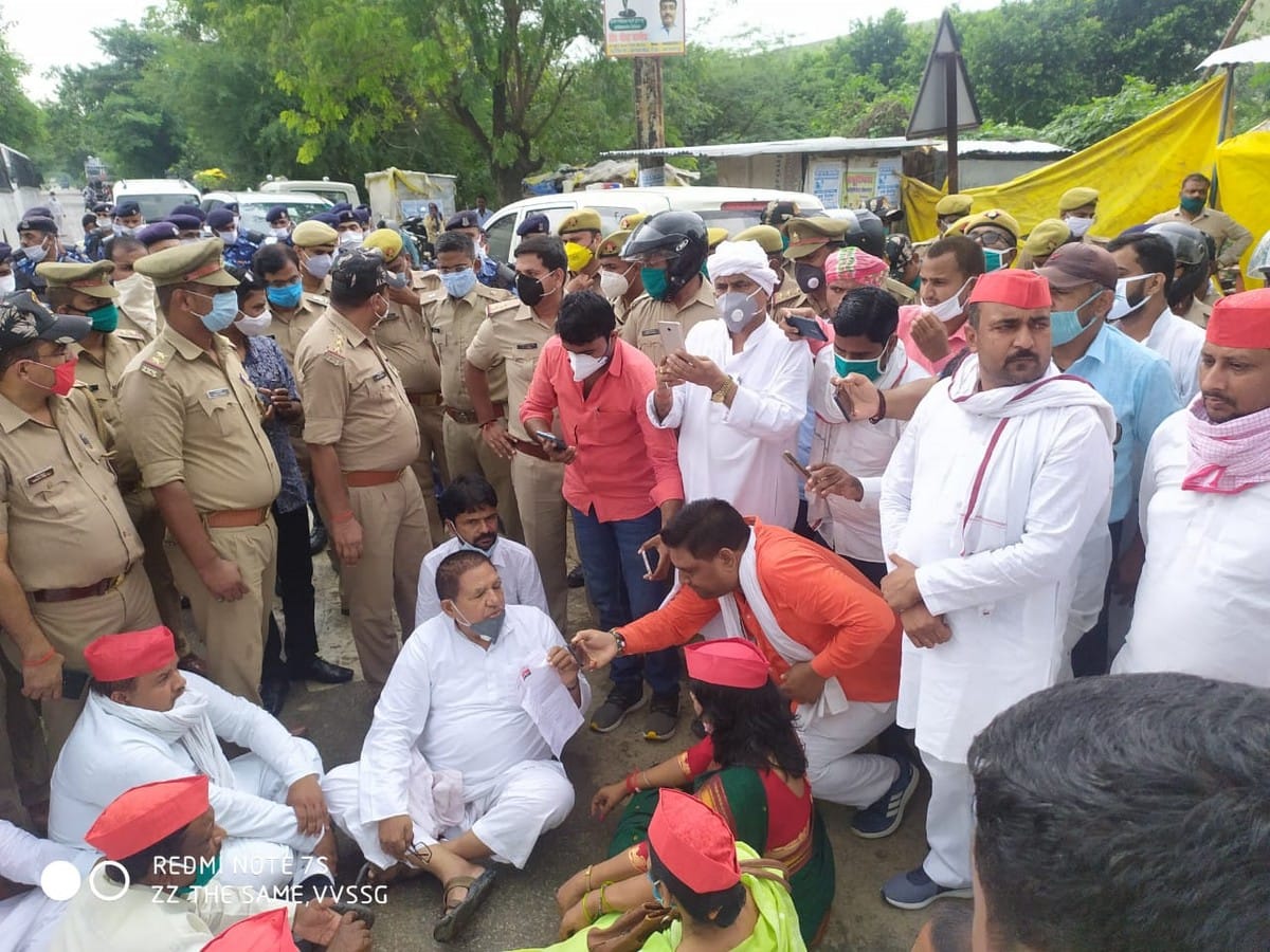 Azamgarh pradhan murder case: After Congress now samajwadi party delegation is stopped by police sloganeering started on road