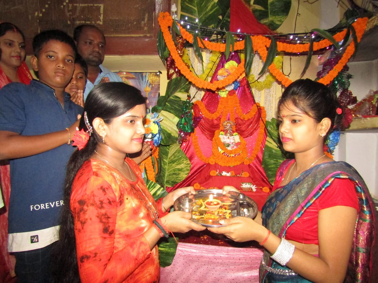 Ganpati Bappa worshiped by installing idols in homes