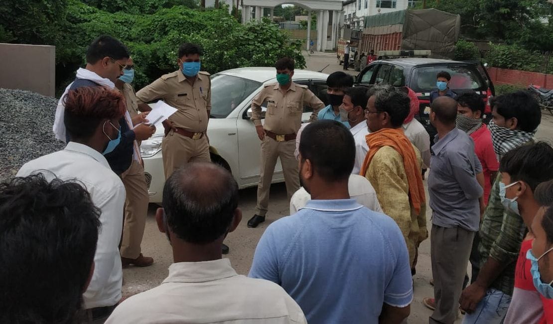 Death of two factory workers due to illness, demonstration for compensation