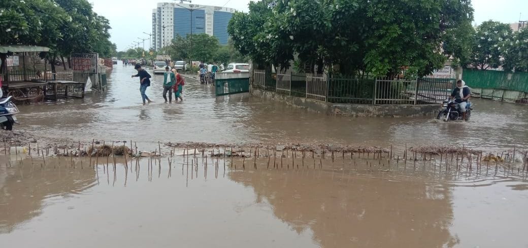 Construction of State Highway started at Rs 2.5 crore left unfinished, 70000 people from 14 villages and 5 residential colonies, one thousand shopkeepers upset