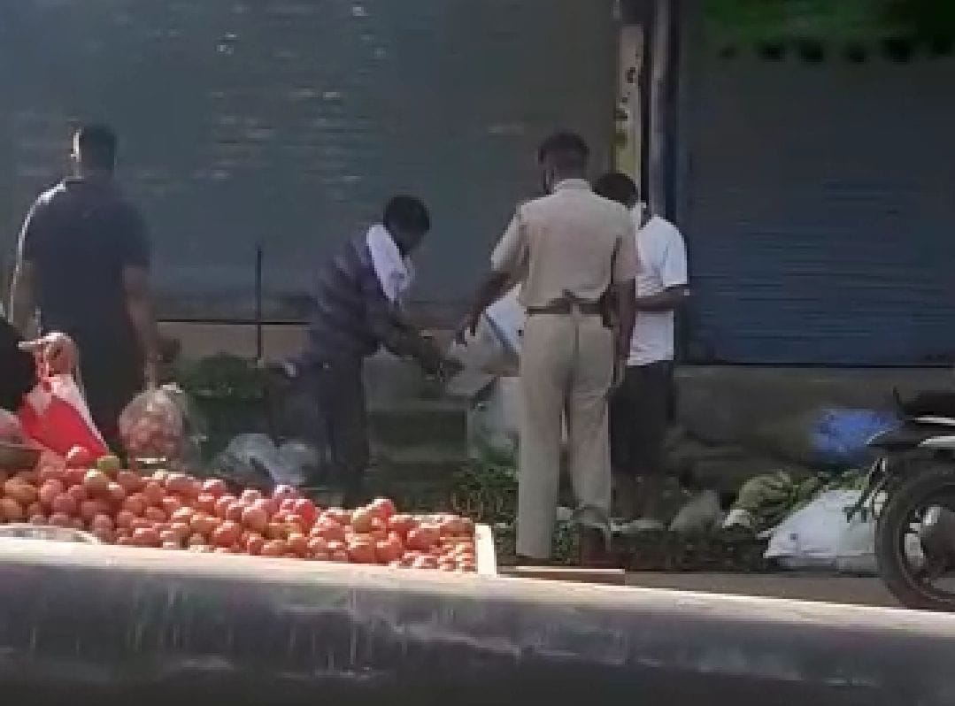 Video of policemen taking vegetables for free from mandi goes viral on social media.