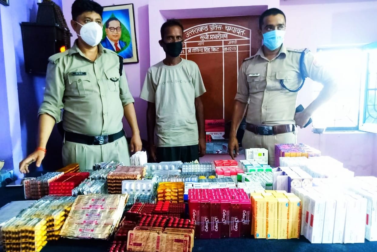 Smugglers caught with banned drugs of 1.5 lakh