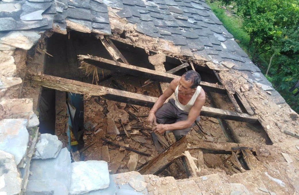The roof of the house fell, family members escaped and saved their lives