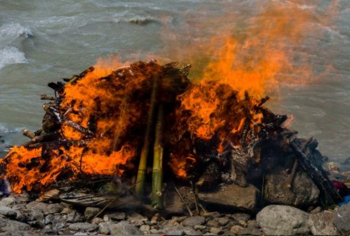 Father-son dead body burnt on Funeral same pyre in gorakhpur