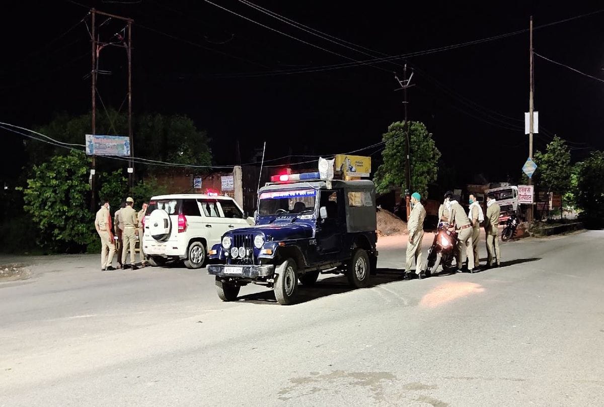 The miscreants looted the woman by taking them hostage