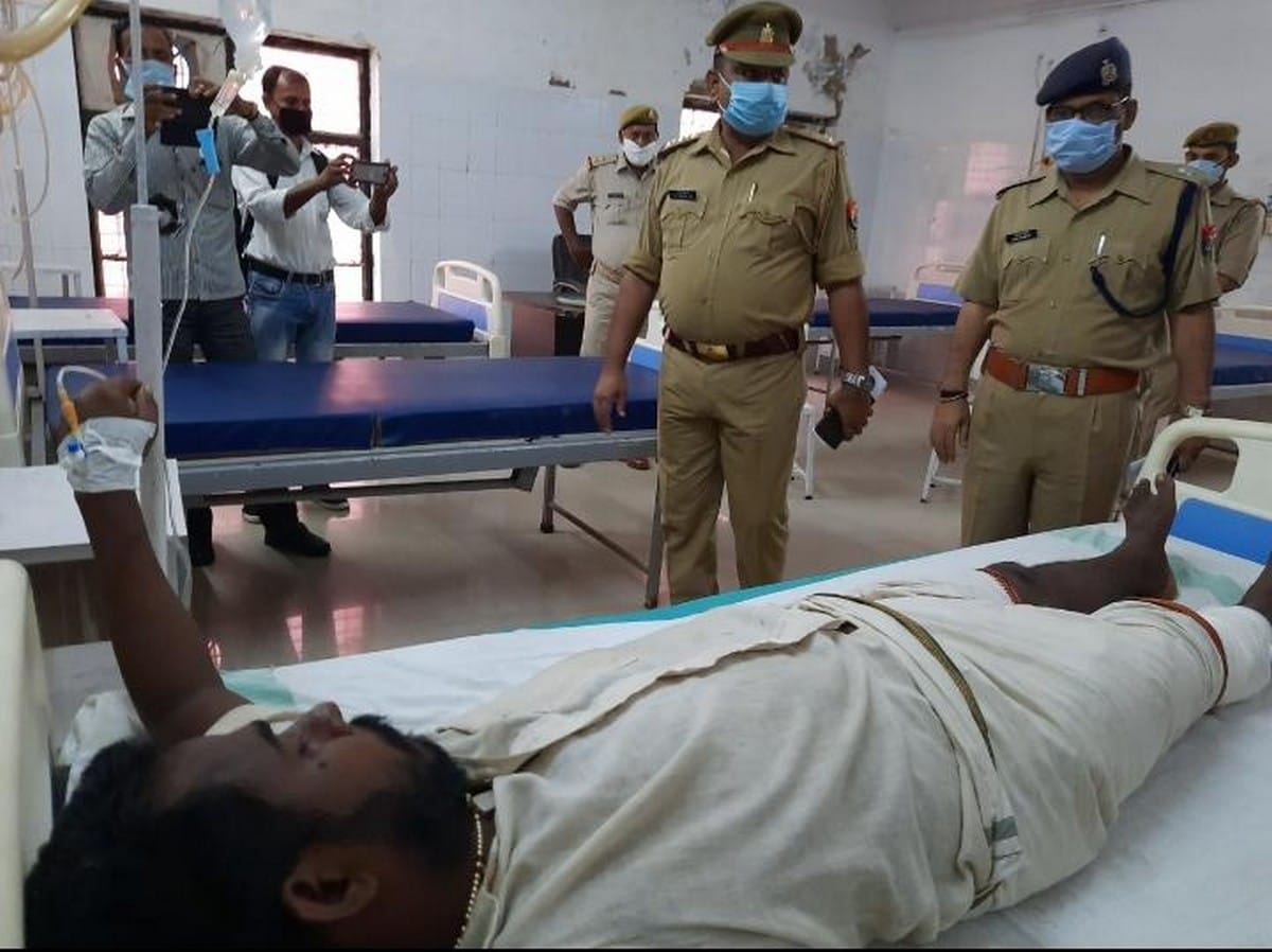 Police arrested one prize criminal in encounter gun shot in his right foot in chandauli up