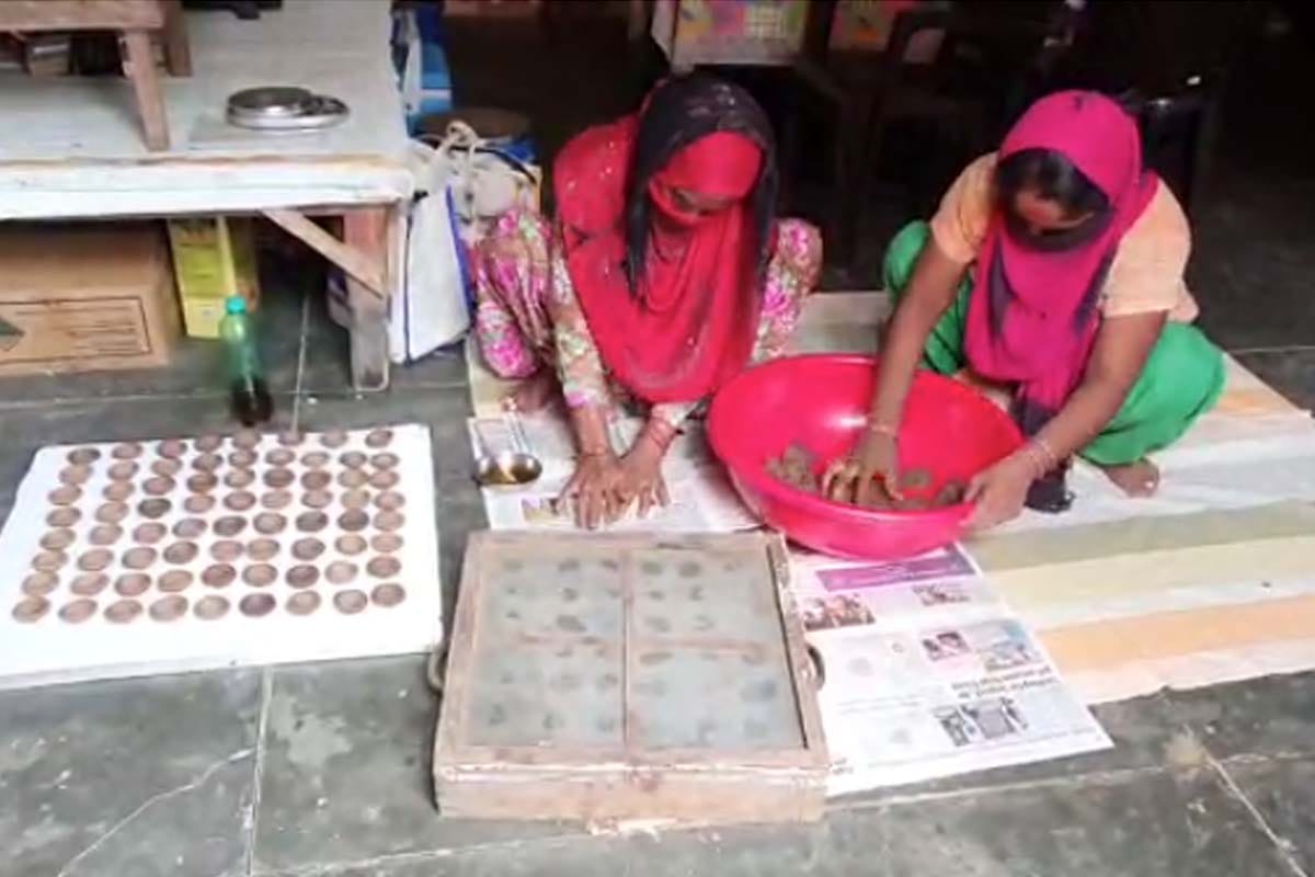 Diwali 2020: diyas are being made from cow dung of indigenous red Sindhi cow in Bijnor District up.