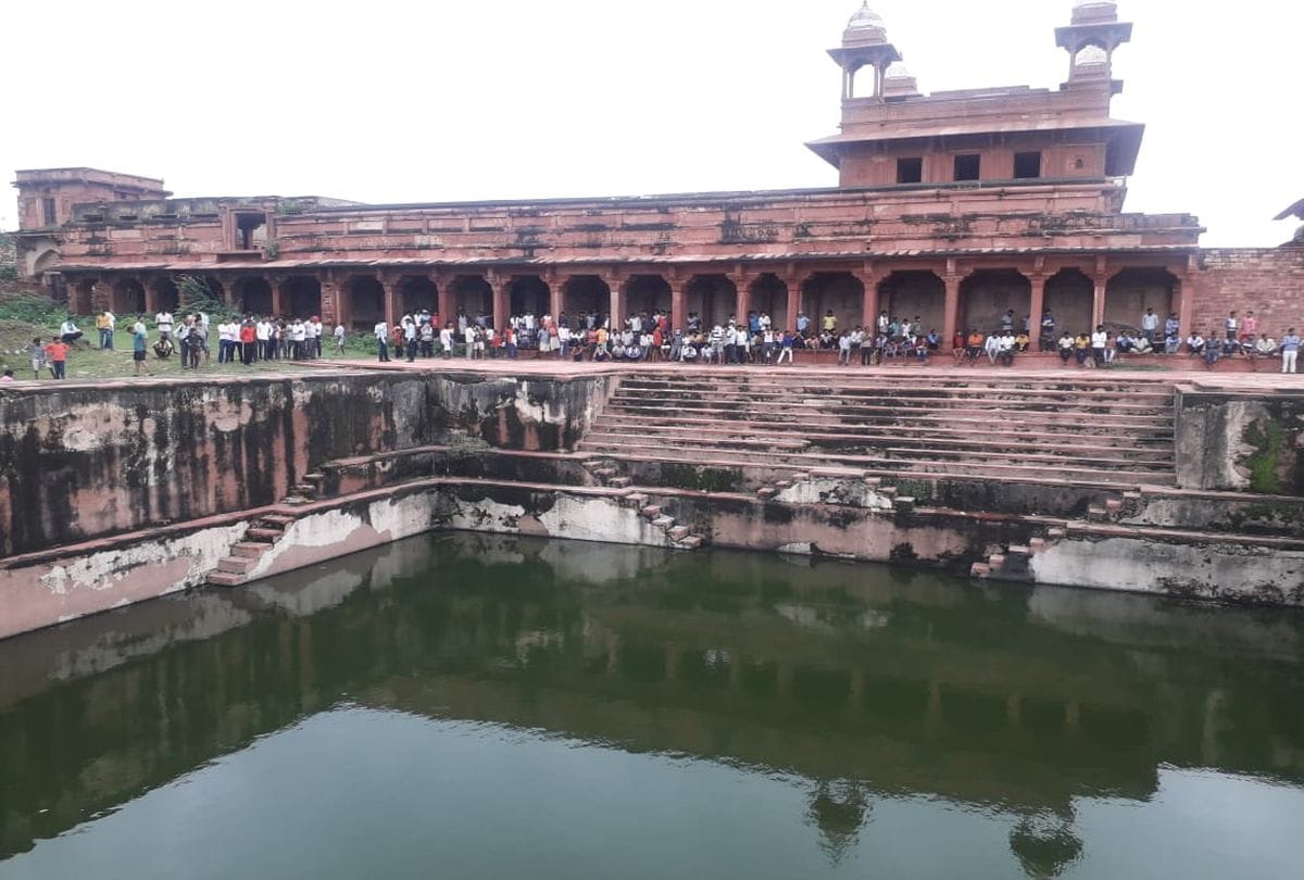 young man found dead in fatehpur sikri monument agra