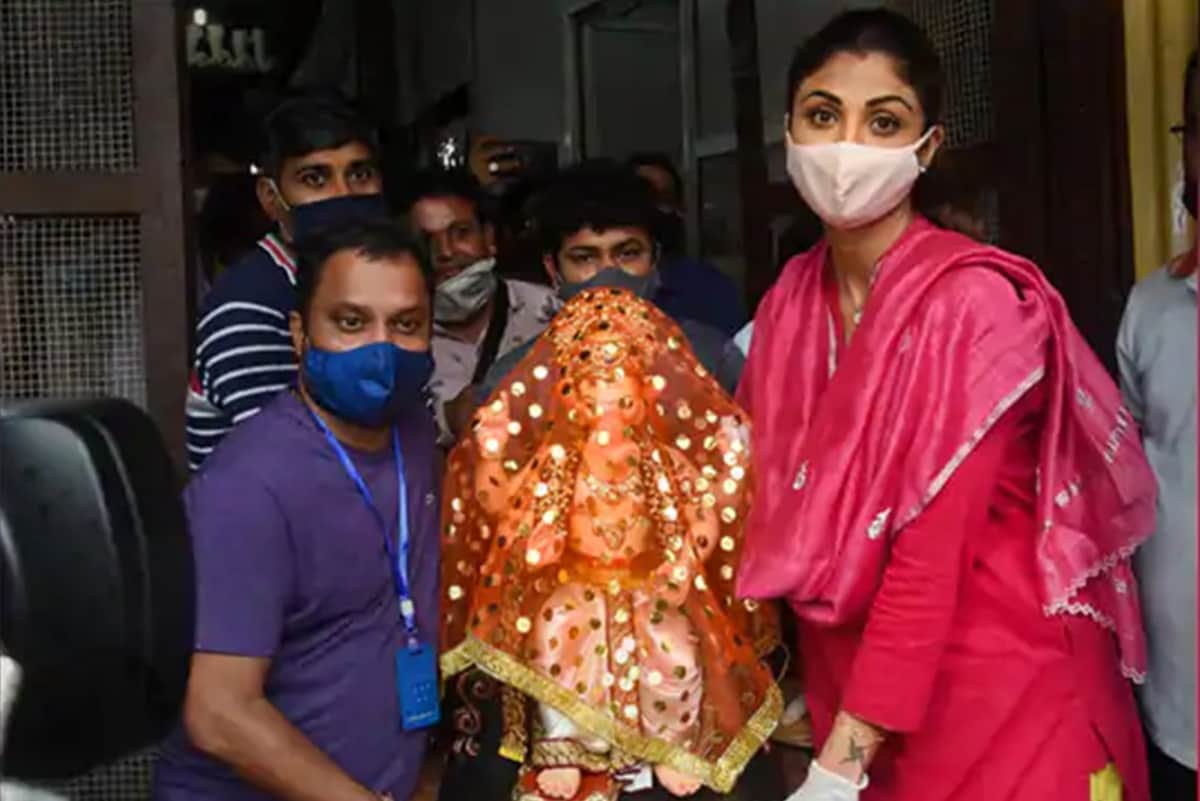 Ganpati Visarjan 2020 Hema Malini and family bid adieu to Bappa Dharmendra and daughter Esha Deol also join