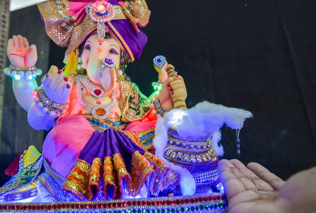 Maharashtra: Ganpati Bappa puja started at political stalwarts to film personalities