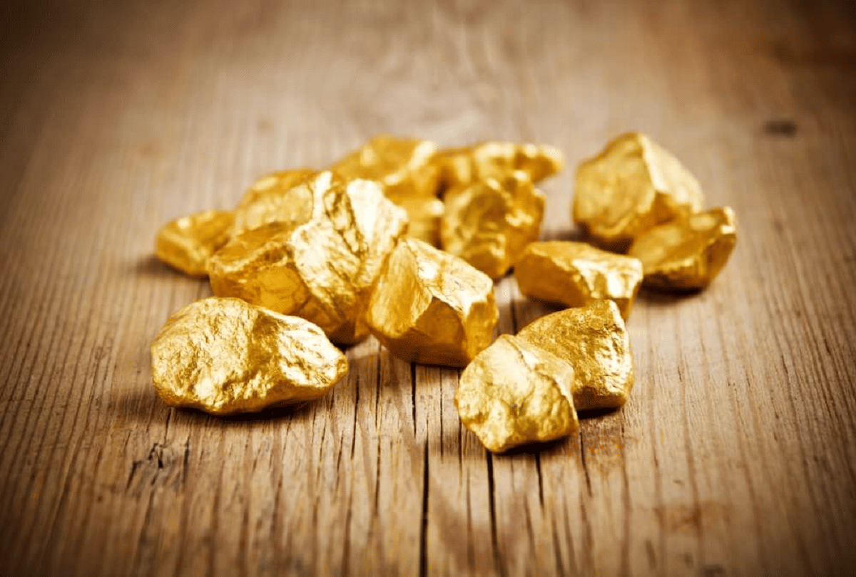 Travellers arrested on Lucknow airport bringing gold from Dubai.