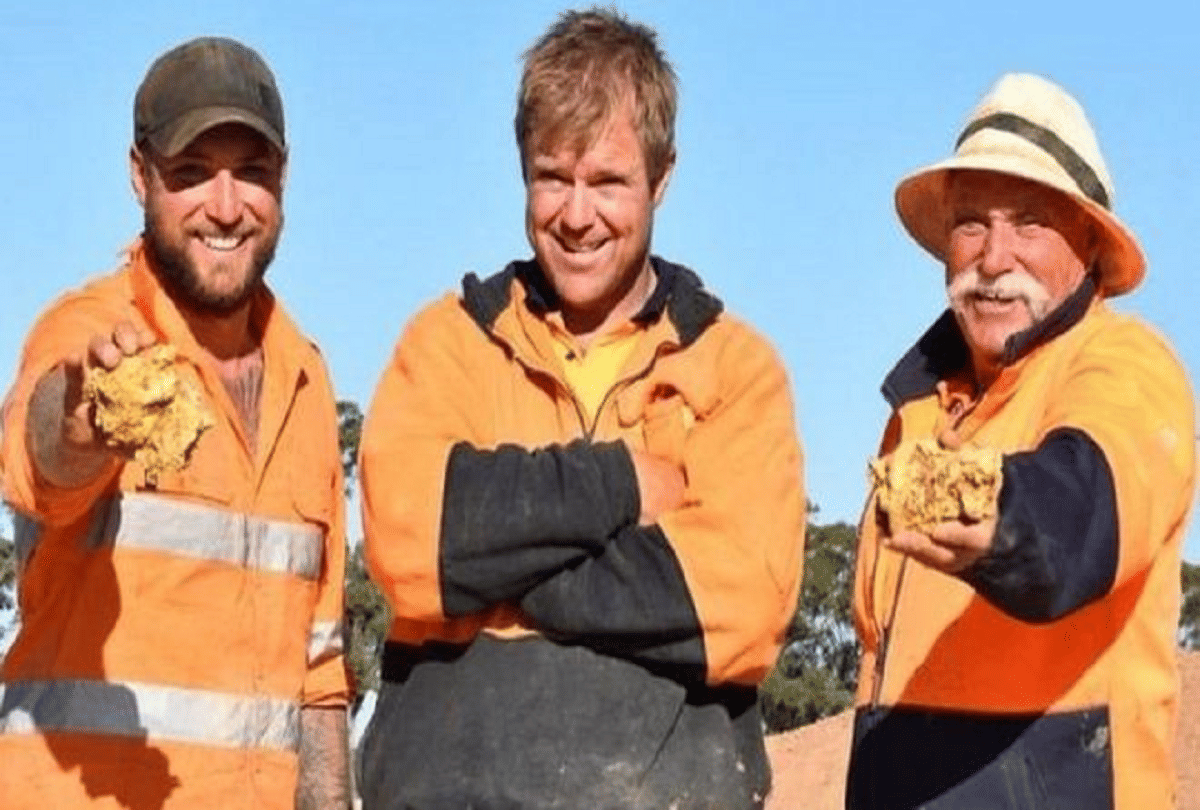 two giant gold nuggets worth one crore 87 lakh rupees found diggers in Australia