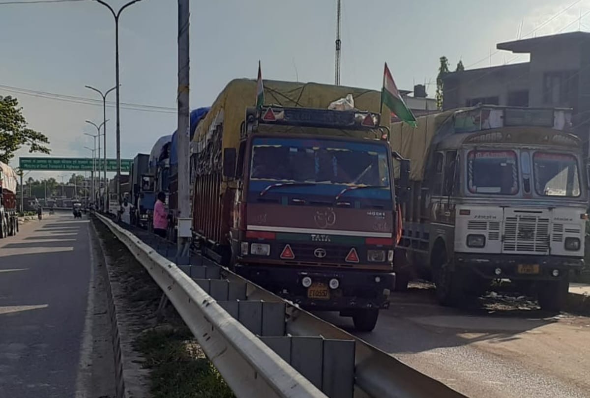 Traffic jam of 15 km of trucks along Indo-Nepal border due to lockdown in nepal