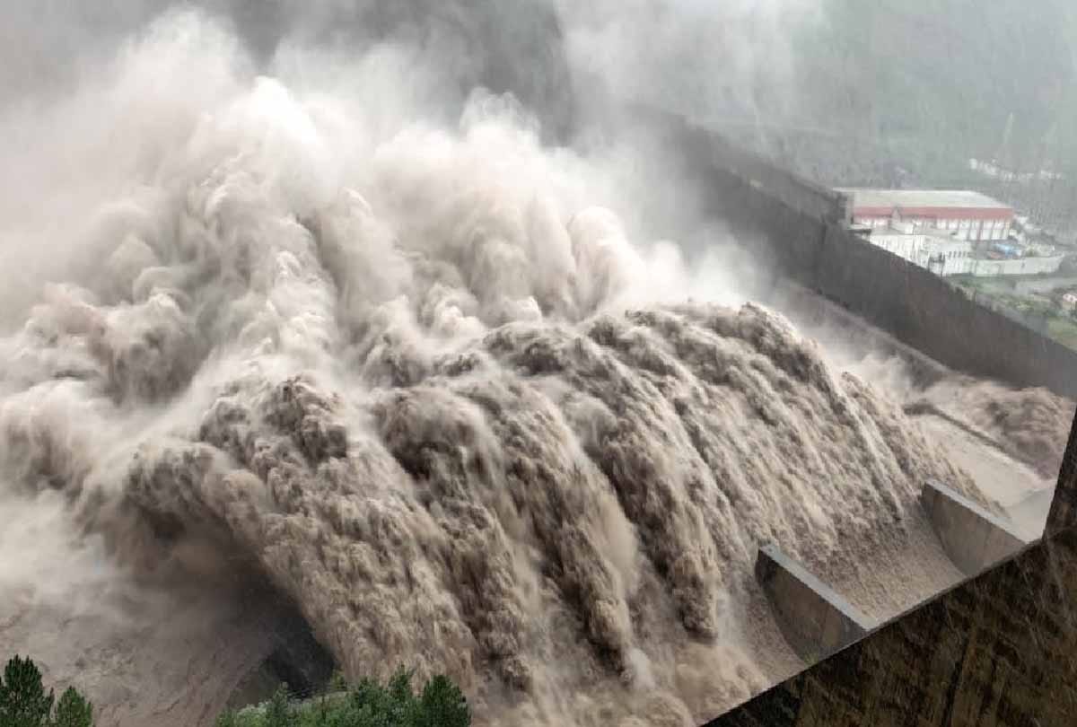 Jammu and Kashmir, Heavy rains cause river drain to rise, Meteorological Department warns of flood and landslides