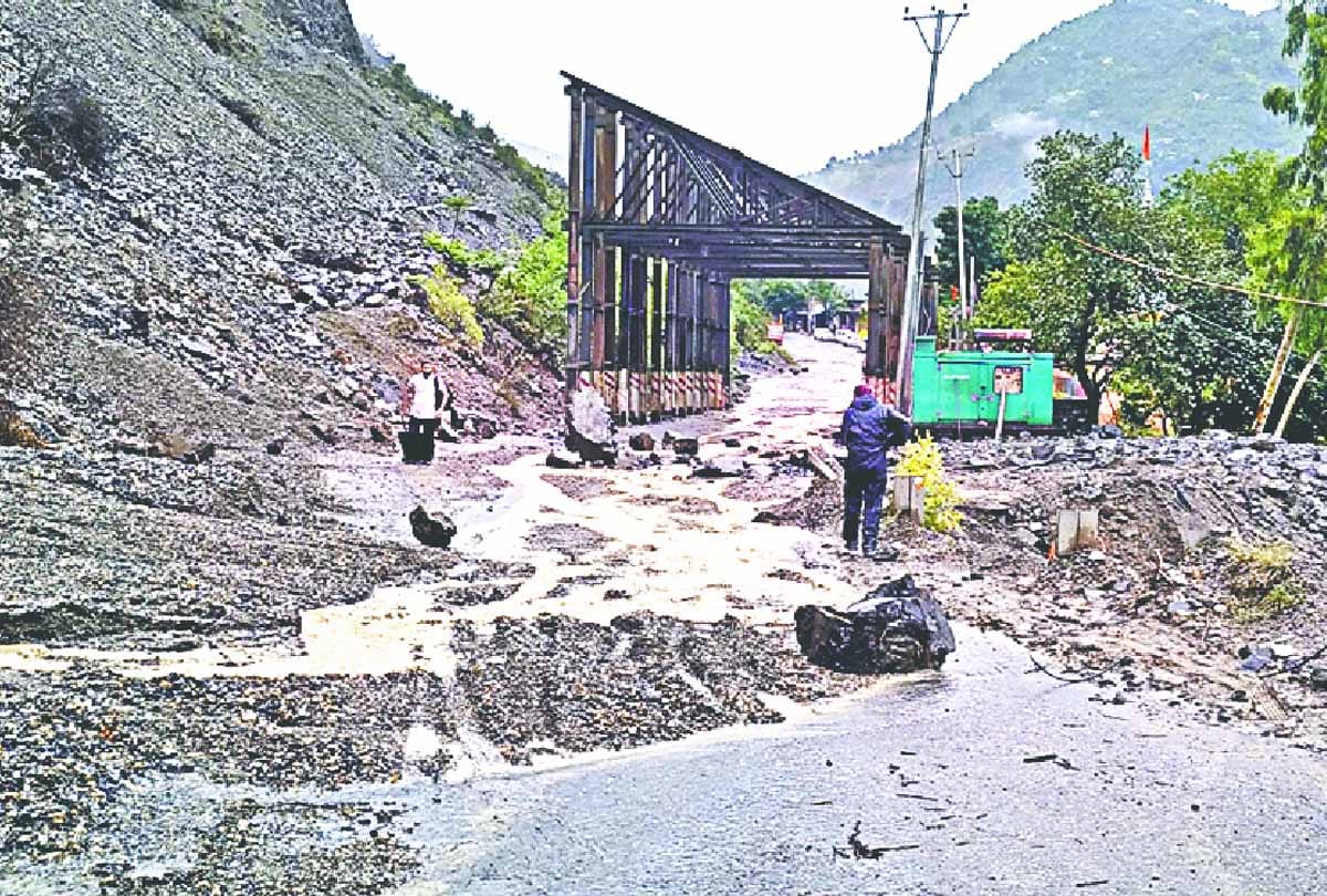 Jammu and Kashmir, Heavy rains cause river drain to rise, Meteorological Department warns of flood and landslides
